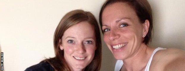 Kate & Helen Richardson-Walsh pose with flowers from England's sponsors Investec.