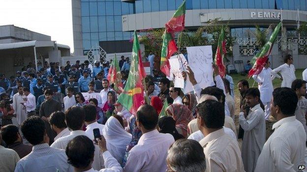 Supporters of the Pakistan Tehreek-e-Insaf party led by former test cricketer Imran Khan rally against Geo TV outside the Pemra offices in Islamabad