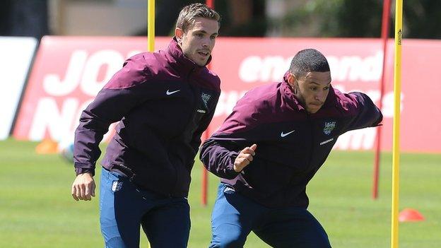 Jordan Henderson (left) and Alex Oxlade-Chamberlain train