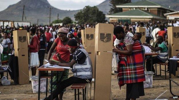 Hundreds of residents from the Ndirande township queue to vote on 21 May 2014 in Blantyre, Malawi