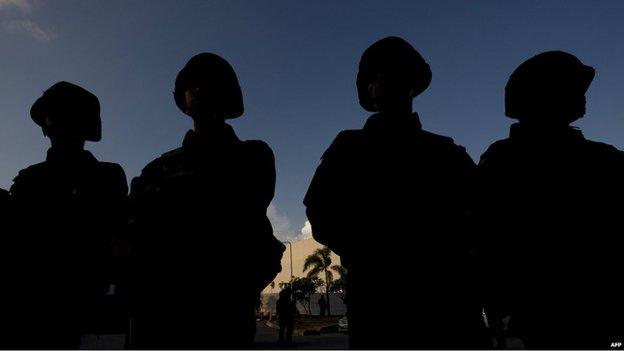 Thai soldiers stand guard in Bangkok as night falls (22 May)