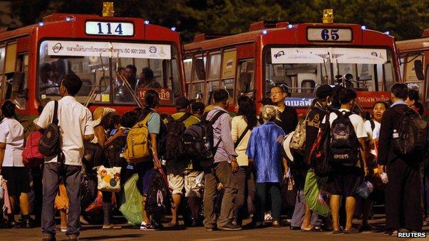 Protesters waiting to board buses laid on by the army, Bangkok (22 May)