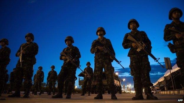 Thai soldiers stand guard outside the entrance to the pro-government Red Shirts protest camp in Bangkok (22 May 2014)