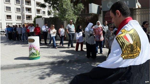 Egyptians queue to vote in Dubai (15/05/14)