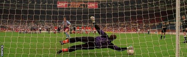 Graham Alexander sees a penalty saved for Scunthorpe