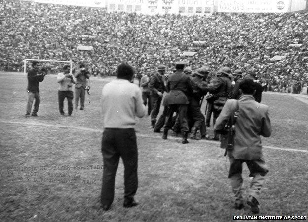 Police capture pitch invader