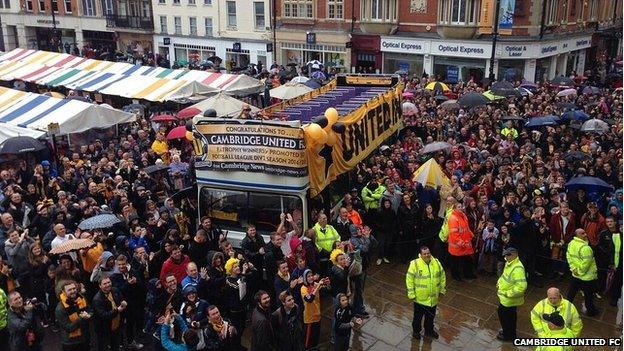 Cambridge United open-top bus tour arrives in Cambridge Market Place