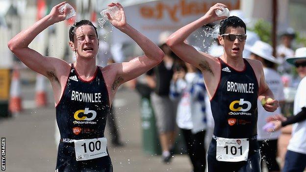 Great Britain's Jonny Brownlee and Alistair Brownlee (L)