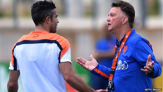 Louis Van Gaal (l) and Robin Van Persie