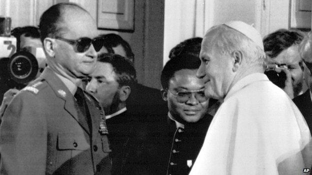 Gen Jaruzelski with Pope John Paul II in 1983