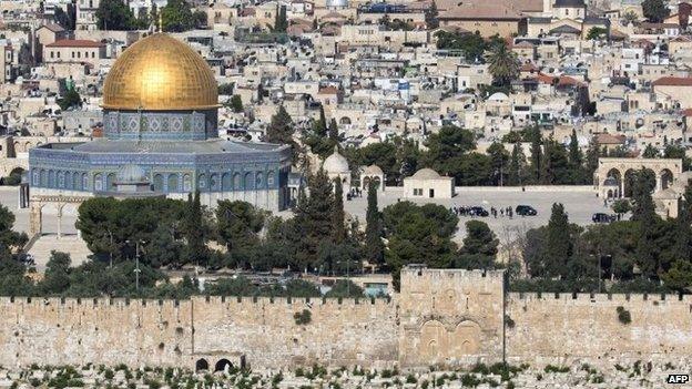 Pope Francis' convoy on the al-Aqsa mosque compound in Jerusalem's Old City (26 May 2014)