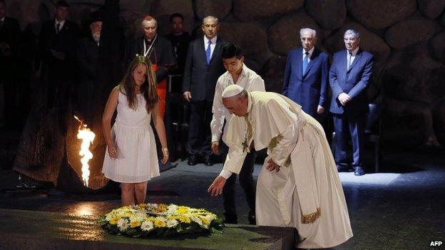 Pope Francis lays a wreath at Yad Vashem's Hall of Remembrance (26 May 2014)