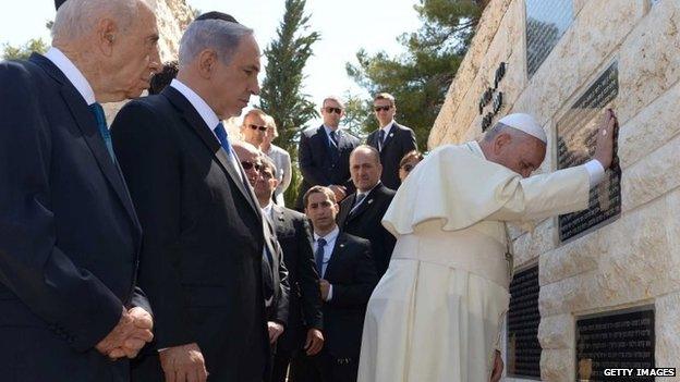 Pope prays at a memorial for Israeli civilians killed in attacks by Palestinian militants on Mount Herzl (26 May 2014)