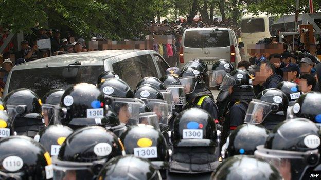 A convoy carrying South Korean investigators enters the compound of Yoo Byung-Eun in Anseong, some 80 km (50 miles) south of Seoul on May 21, 2014