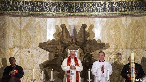 Pope Francis (C) leads a prayer at the Church of All Nations in the Garden of Gethsemane in Jerusalem (26 May 2014)