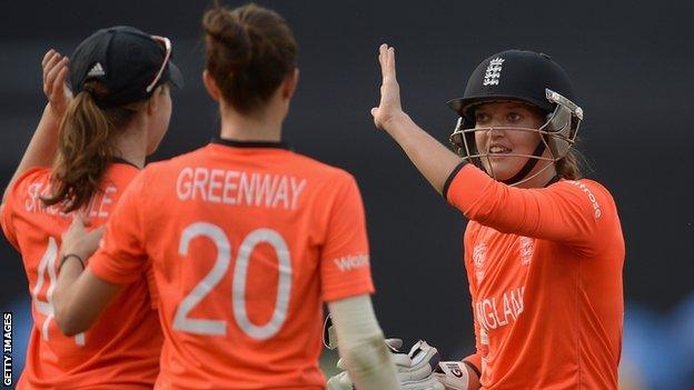 Sarah Taylor of England with Anya Shrubsole and Lydia Greenway