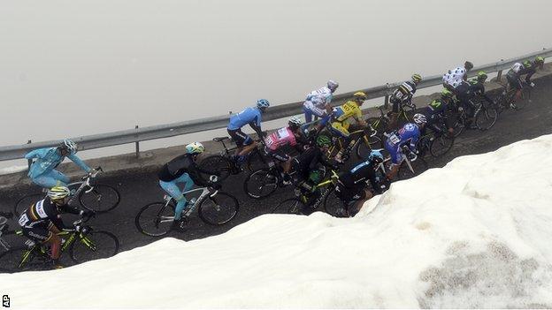 The peloton in action on a snowy stage 16 of the Giro d'Italia