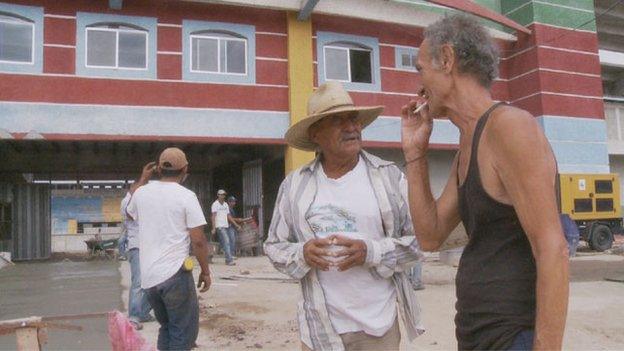 Fr Sauci talks to a man in Juticalpa