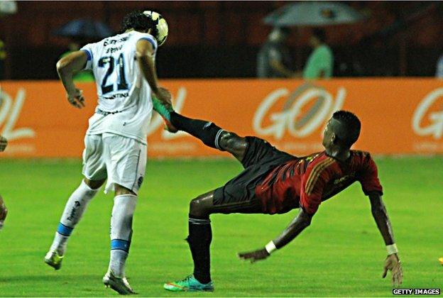 Erico Jr of Sport Recife and Breno of Gremio during a match at the Ilha do Retiro Stadium