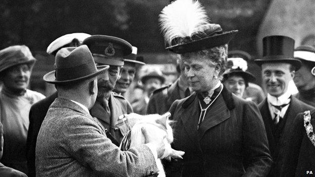 King George V and Queen Mary meeting public