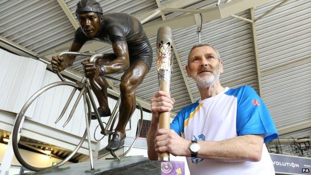 Alan Boyle with the Reg Harris MBE statue