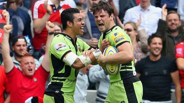 Ben Foden and George Pisi celebrate a try