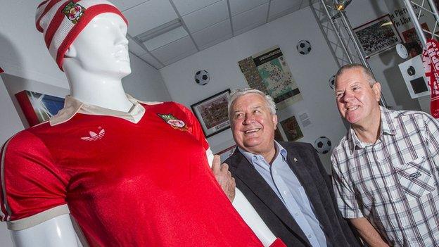 Former Wrexham FC star Dixie McNeil (l) and Wrexham fan Geoff Reynolds