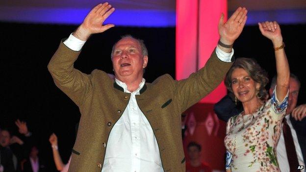 Former Bayern Munich club president Uli Hoeness celebrates during the official Champions party in Munich (10 May 2014)