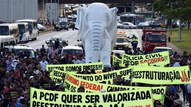 Civil and federal police personnel during a one-day strike in Brasilia on 21 May, 2014