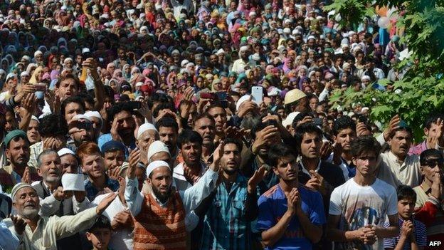 Kashmiri Muslims pray at the Hazratbal Shrine in Srinagar on May 30, 2014