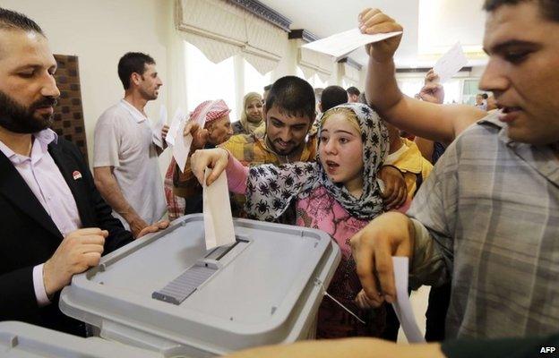 Syrians vote in the presidential election at the Syrian embassy in Beirut, Lebanon (28 May 2014)