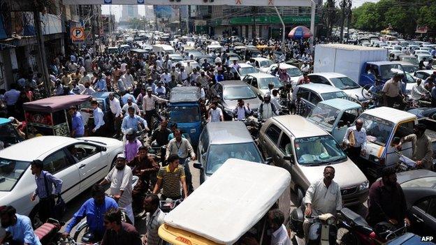 Pakistani commuters stuck in a traffic jam in Karachi following the arrest of Altaf Hussain (3 June 2014)