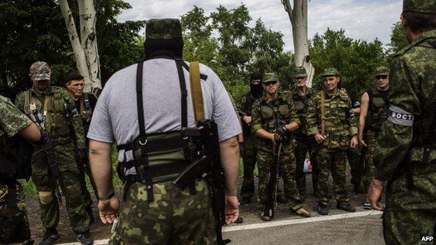 Pro-Russian militants listen to instructions during a briefing at a check-point, on the road between Donetsk and Mariupol, eastern Ukraine, 25 May 2014