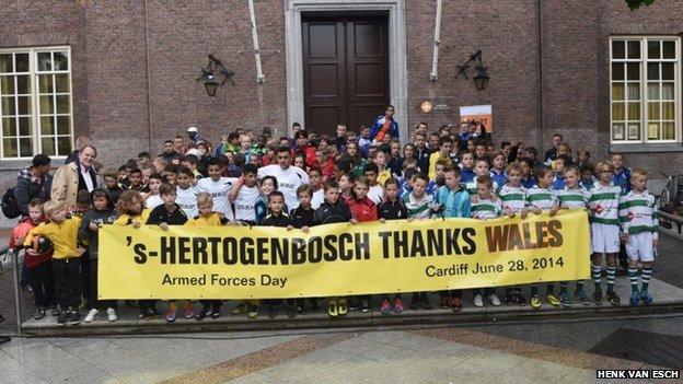 Children from s-Hertogenbosch say thank you to Wales