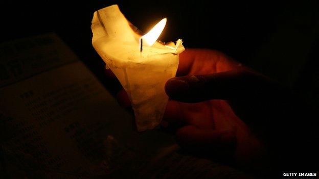 File photo: Protesters hold candles during a candlelight vigil for the 20th anniversary of June 4 Tiananmen Square Massacre in Beijing at Victoria Park, Hong Kong, 4 June 2009