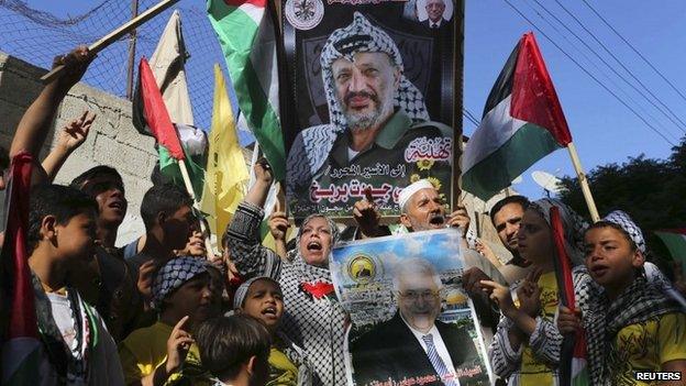 Palestinians in the Gaza Strip celebrate the swearing in of the new government (2 June 2014)