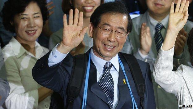 Park Won-soon, candidate for the mayor of Seoul from main opposition party New Politics Alliance for Democracy, celebrates his victory at his campaign office in Seoul on 5 June, 2014