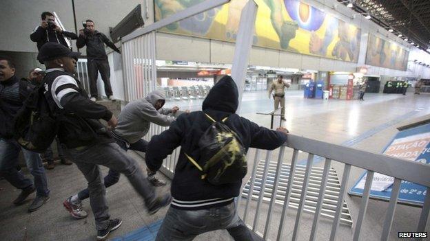 Angry commuters at Itaquera station, Sao Paulo