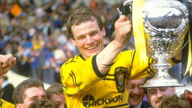 John Joyner holds the trophy aloft as Castleford win the 1986 Challenge Cup