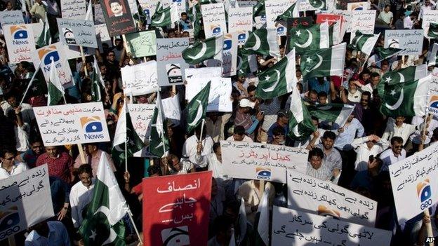 Employees of Pakistani Geo News TV channel hold a rally in Karachi (May 2014)