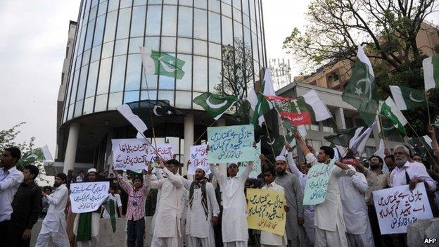 A protest against Geo TV outside the company's headquarters in Islamabad (April 2014)