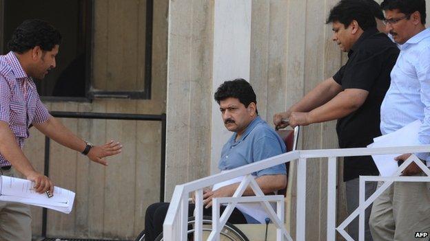 Pakistani TV journalist Hamid Mir, (C), leaves the Supreme Court in a wheelchair after his appearance before the judicial commission in Islamabad (May 2014)