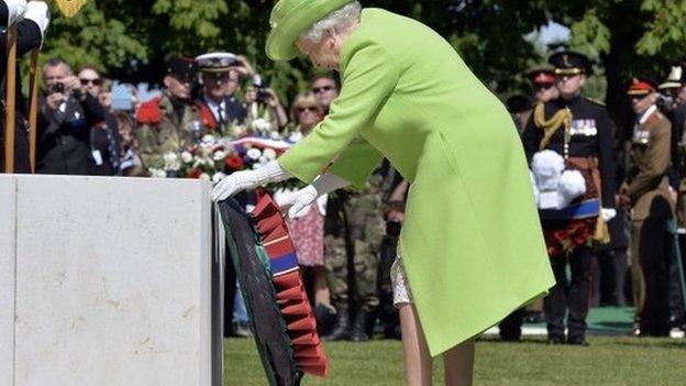 Queen lays wreath