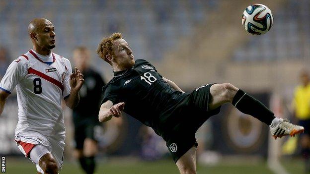 Republic of Ireland's Stephen Quinn wins the ball ahead of Heiner Mora