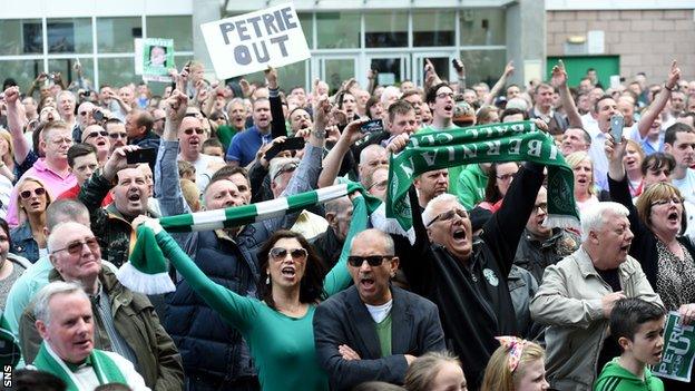 Hibernian fans protesting