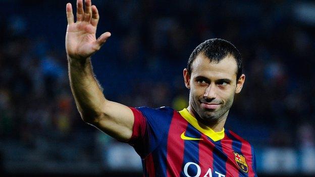 Barcelona player Javier Mascherano has signed a new contract