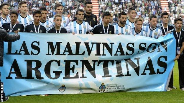 Argentina team with Las Malvinas flag