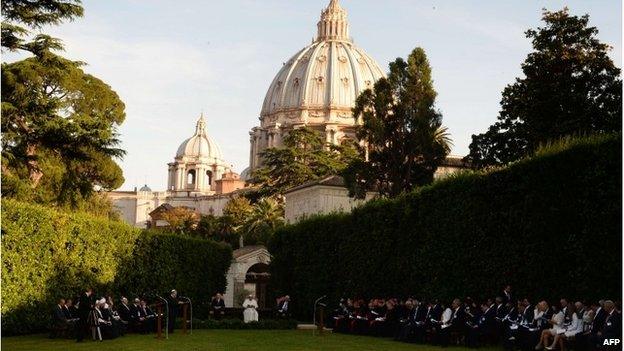 Pope Francis (C) sits between Palestinian leader Mahmoud Abbas (R) and Israeli President Shimon Peres (L) during a joint peace prayer at the Vatican.