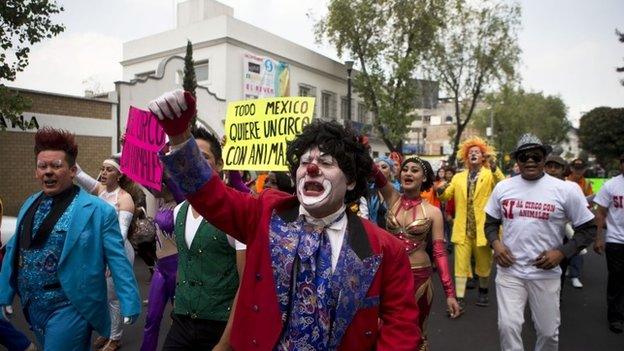 Clowns and other circus performers march with signs saying "All of Mexico wants a circus with animals". 10/06/2014