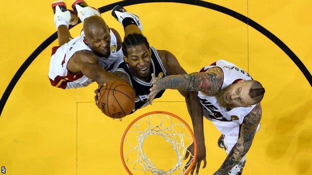 San Antonio Spurs forward Kawhi Leonard (centre) scored a career-high 29 points